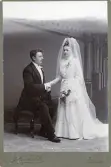 Bröllopsporträtt av Emelia och Johan Malmgren, Sundsvall (enligt text i album).