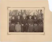 Kyrkoherde Sandén med konfirmander, Skokloster, Uppland