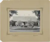 Kyrkoherde Sandén med familj framför prästgården, Skokloster, Uppland