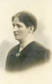 Porträtt av Alfhild Bengtsson, april 1919 (enligt text baksida kort).
