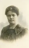 Porträtt av Hedvig Bengtsson, april 1919 (enligt text baksida kort).