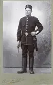 Porträtt av man i uniform.