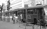 Bussen har stannat vid en hållplats på Stora gatan och släpper av passagerare. Västerås.