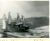 Lillhärad sn. Kvinnor klappar tvätt, Prästgården.