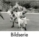 Serie om två svartvita fotografier som visar fotbollslaget Jitex BK spela match på Kvarnbyvallen i Mölndal, år 1991. Motståndarlag och slutresultat är okända.