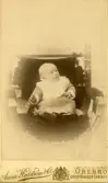 Spädbarn i fotografens stol, 1892