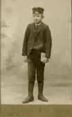 Yngling i Karolinska Läroverkets skoluniform, 1901