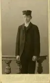 Yngling hos fotografen, ca 1900