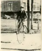 Man på höghjuling, 1910-tal