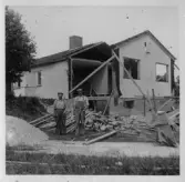 Två män bygger om ett hus, 1950-tal