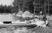 Kvinna vid kajak, 1920-tal