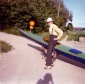 Man på väg med sin kajak, 1978 ca