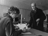 Registerförare granskar vallängden, 1980