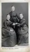 Tre systrar i stora kjolar, 1875 ca