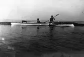 Två män på paddeltur på Hjälmaren, 1911
