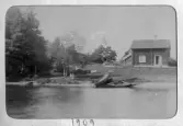 Stuga vid strand vid Norra Ässundet, 1909