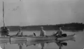 Tre unga män på kajaktur, 1911