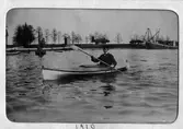 Ung man paddlar kajak, 1910