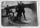 Tre unga män i segelbåt på Hjälmaren, 1912