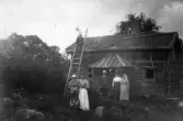 Familj utanför sin stuga, 1913
