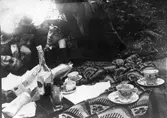 Ungdomar på picnick, 1912