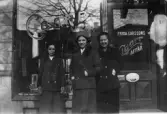 Tre unga kvinnor utanför Frida Larssons Cigarraffär på Storgatan, 1913
