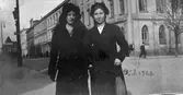 Två unga kvinnor på Drottninggatan, 1913