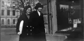 Två unga kvinnor utanför Lindhska Bokhandeln på Drottninggatan, 1913