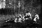 Fem unga män fikar i en skogsglänta, 1911