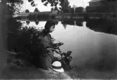 Ung kvinna vid Svartån, 1911