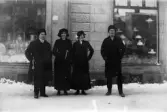 Grupp utanför lampaffär, 1910-tal