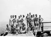 Grupp nakenbadande män på brygga, 1910-tal