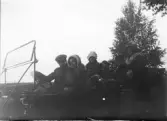 Grupp unga i bil, 1912