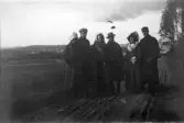 Grupp på lerig landsväg, 1912