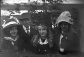 Grupp unga på kvällspromenad, 1912
