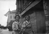 Två unga kvinnor på Drottninggatan, 1911