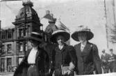 Tre unga kvinnor på stan, Drottninggatan, 1913