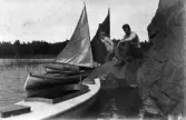 Två unga män med segelkajaker på Tallholmen, 1911