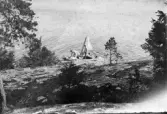 Segelkajaker vid berghällen vid Hjälmarbaden, 1911