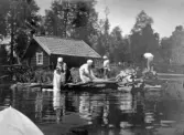 Kvinnor tvättar i Tisarenån, 1921