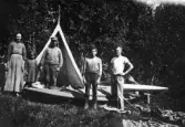 Familjen på Örnkulan vid Sotterns sydöstra strand, Brevens Bruk, 1921