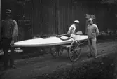 Vägtransport av kajak förbi Spånga kvarn, Västra Vingåker, 1921