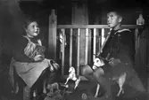 Barnen Lundström leker med sina leksaker, Hörningsholm, Mörkö, 1921