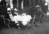 Tre män fikar i Stadsträdgården Trosa, 1921