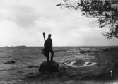 Kajakpaddlare på stranden på Kalvön, 1914