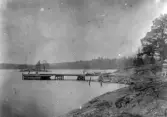 Brygga med kajak i Hjälmarsnäs, 1914