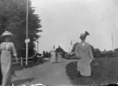 Damer på promenad i Glanshammar, 1912