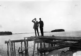 Två män på bryggan i Nora, 1915