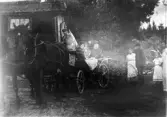 Dräng kör herrskap i hästdragen vagn i Västgöthyttan, 1912