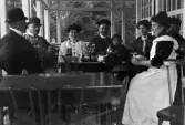 Kaffeservering på veranda i Hjälmarbaden, 1910